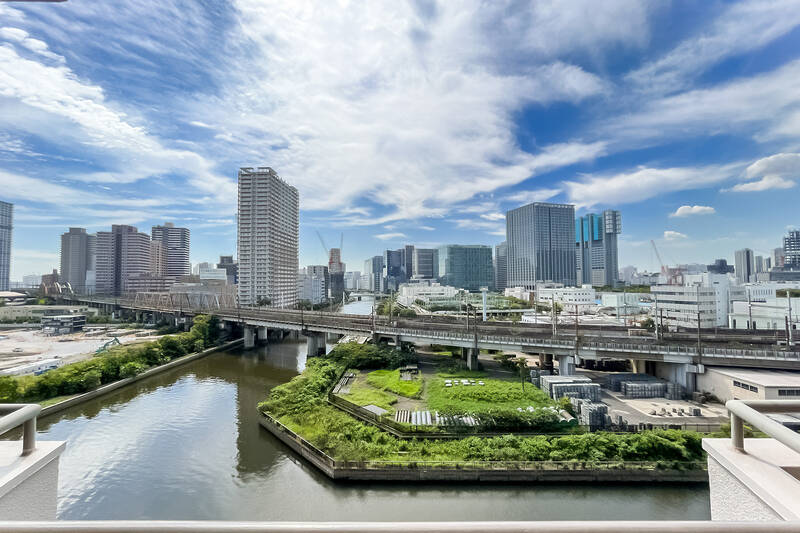 空・運河・ビル群・新幹線など、爽快感のある景色が視界いっぱいに広がります。