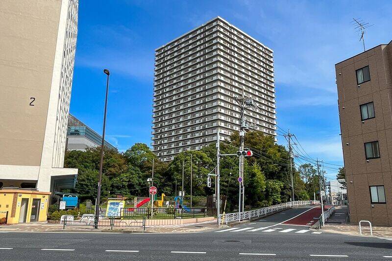 葛西橋交差点を少し入ったところに建つ、地上28階建て・総戸数260戸のビッグコミュニティです。