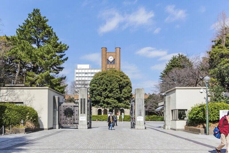 今回ご紹介する住まいの最寄り駅は京王井の頭線「駒場東大前」（徒歩４分）。その名の通り、駅の北側には「東京大学 駒場キャンパス」がある、知的な雰囲気漂う街です。