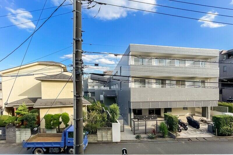 正面の南東向きのビュー。住宅街らしい落ち着きのある景色です。