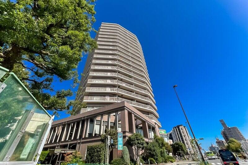 ご紹介するのは都営大江戸線「練馬春日町」駅前に建つ、地上19階建ての高層マンションです。（徒歩２分）