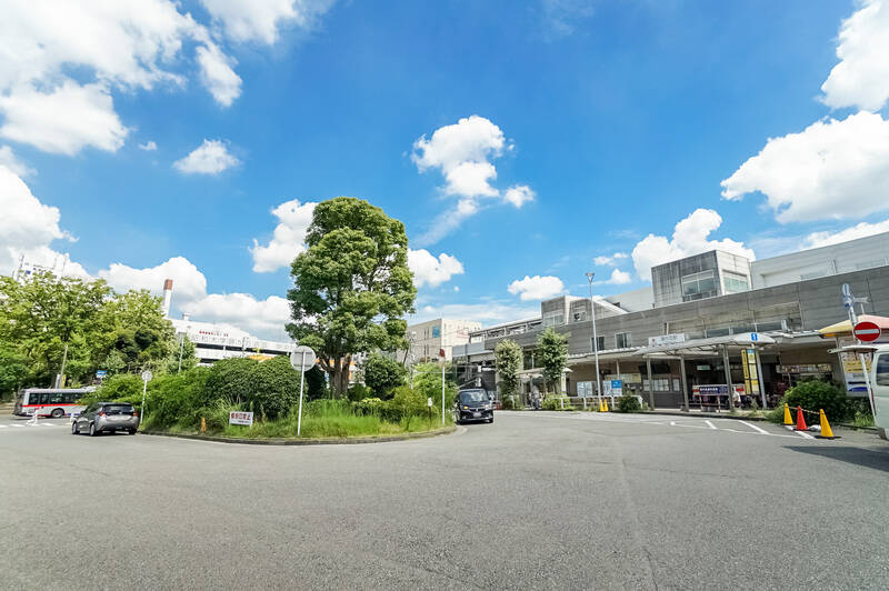 最寄りは東急田園都市線「藤が丘」駅（徒歩８分）。駅まわりは道幅が広く、スーパーや総合病院が揃っています！