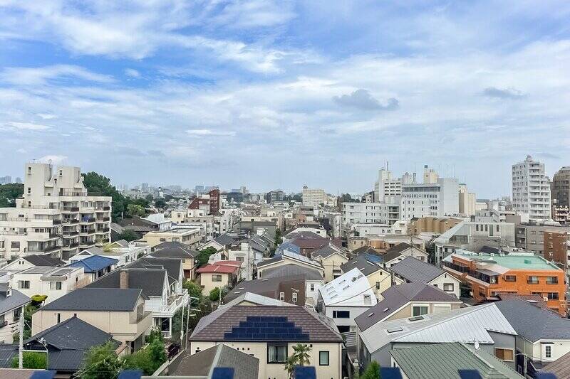 こちらの住戸は、最上階の７階に所在。正面に広がる住宅街の屋根を軽く飛び越えて、遠くまで見渡せます。