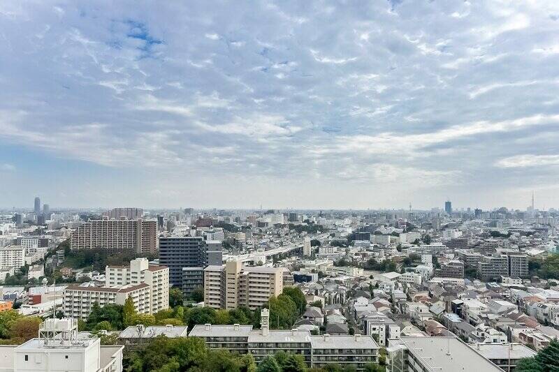 LDKからバルコニーに出てみました。地平線まで見渡せます！左側には東京スカイツリーの姿が。