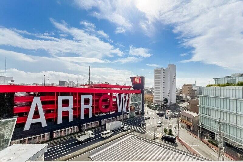 正面には背の高い建物がなく、大きな空を仰げます。日当たり良好！