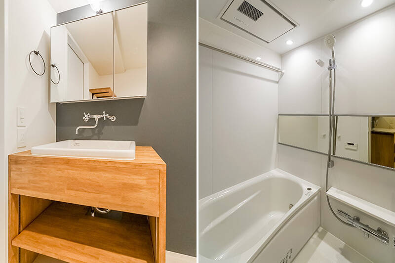 <b>左・</b>おおーっと、これまた可愛い！ 造作の木製洗面台には、深さがあって使いやすい実験用シンクが組み込まれています。奥の塗装壁が空間のアクセントに。／<b>右・</b>洗面脱衣スペースが比較的ゆったりしている分、バスルームは1116サイズとややコンパクトです。