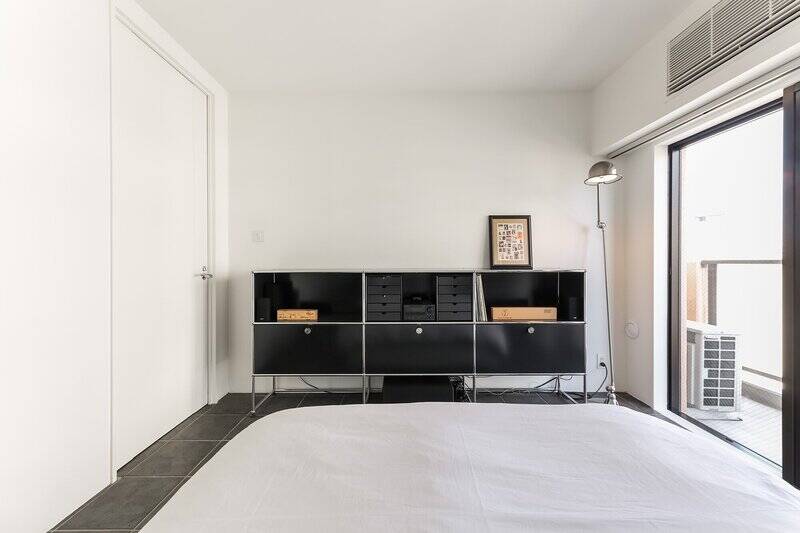 寝室のキャビネットは、スイス生まれのモジュール家具「USMハラー」。フロアランプは、フランスのJieldé（ジェルデ）社のもの。
