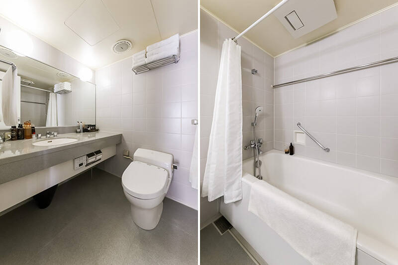 洗面室はバストイレ一体型。天井にはスピーカーが内蔵されています。ぜひ優雅に朝の身支度やバスタイムを。