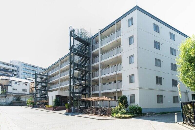 今回ご紹介するのはJR総武線「東船橋」駅から徒歩11分のところに建つ、1981年生まれのマンションです。