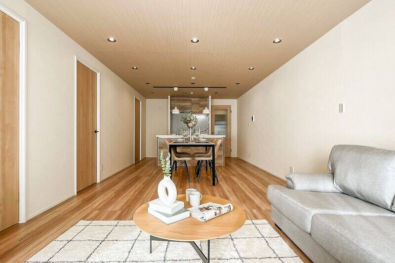 天井はダウンライトを採用しており、<b>空間全体がスッキリとした印象</b>。家具のレイアウトもしやすそう！