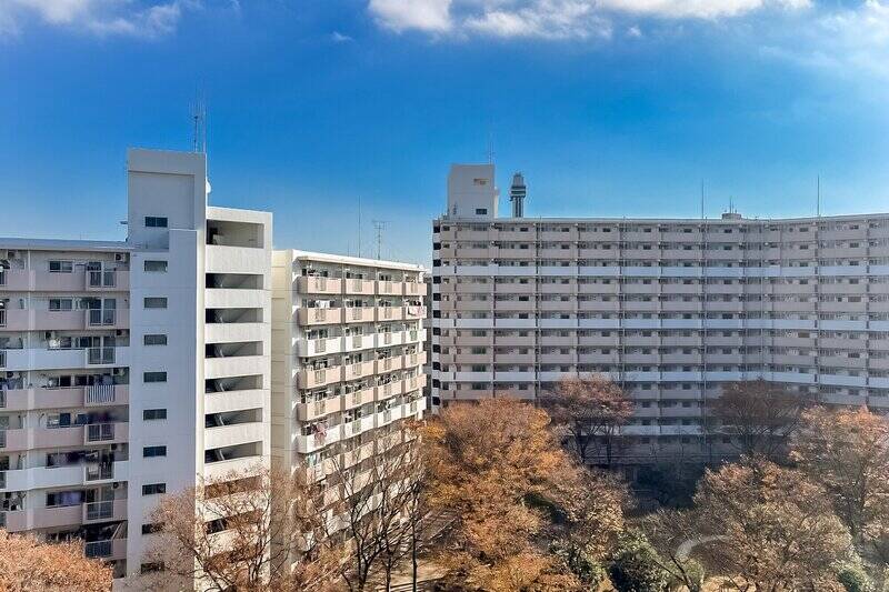 住戸の所在は10階で、空を近くに感じられる高さ。向かいに建つマンションの共用部ビューですが、距離がとれているので視線はそこまで気にならなさそうです。