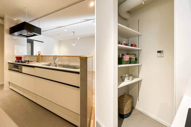 キッチンは３口コンロタイプで、食洗機付き。奥には可動棚付きのパントリーがあります。