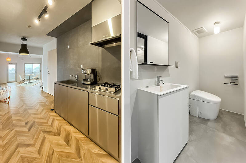 <b>左・</b>オールステンレスのキッチンはシンプル＆ミニマムに。／<b>右・</b>キッチン左手のドアの先は水まわり。洗面室とトイレは一体型です。