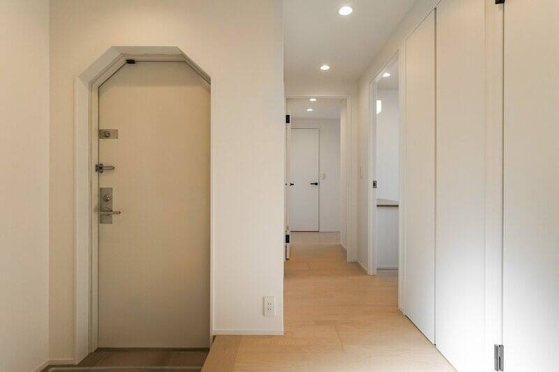 ふたつの個室と水まわりに続くドアが並ぶ廊下。奥の洋室Ａから順に見ていきましょう！