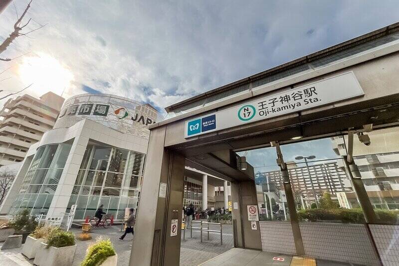 最寄り駅は徒歩10分の東京メトロ南北線「王子神谷」。駅周辺は大規模マンションや大型のスーパーなどが揃い、賑わいがあります。