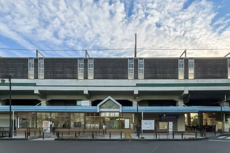 今回降り立ったのは、JR埼京線「浮間船渡（うきまふなど）」駅（<b>徒歩５分</b>）。雰囲気たっぷりの駅舎が出迎えてくれました。