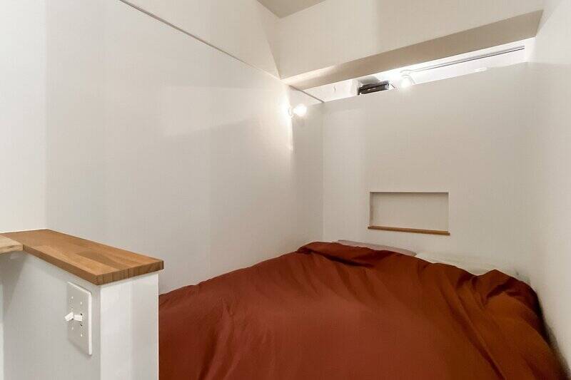 変形型の洋室。枕元にはちょこんとニッチ収納が設けられているので、ベッドはヘッドボードのないものを選ぶとよさそう。