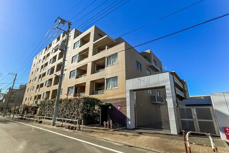 静かな住宅街の角地に佇む2004年竣工・総戸数53戸のマンション。2017年に屋上防水工事、2018年に大規模修繕工事と適宜メンテナンスが施されており、きれいな外観が保たれています。