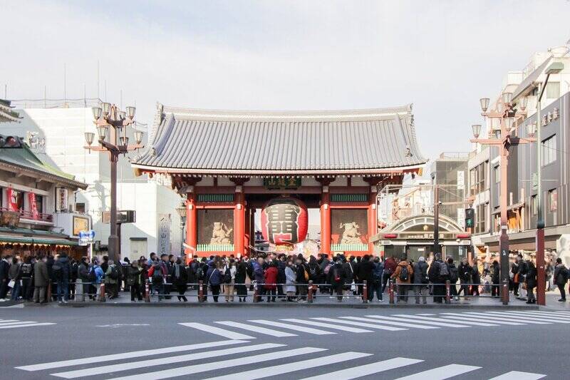 浅草といえばやっぱり「雷門」。そんな街のシンボルまで徒歩10分の距離感です。