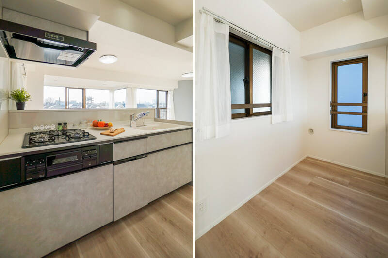 <b>左・</b>空を見ながらお料理できるキッチンなんて、テンションが上がりますね〜。食洗機、浄水器を完備しているのもうれしいポイントです。／<b>右・</b>なんと、背後の冷蔵庫＆食器棚を置くスペースにも、ふたつの窓が！