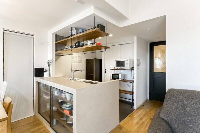 ガラス戸付きの造作食器棚。上面はカウンターになっており、お料理のサーブもラクラクです◎