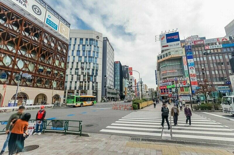 近年、ビルの建て替えや改修で風景が変わりつつある「高田馬場」駅前ロータリー。2022年に新宿区が策定した「高田馬場駅周辺地区まちづくり方針」によると、今後は歩行者用広場の整備が検討されているようです。