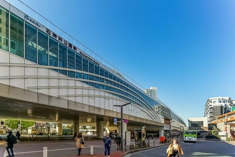 西武池袋線「石神井公園」駅前の風景。<b>「池袋」駅まで急行で乗車時間約10分</b>の距離感です。副都心線直通の電車に乗れば、「渋谷」や「横浜」にも一本で出かけられます◎