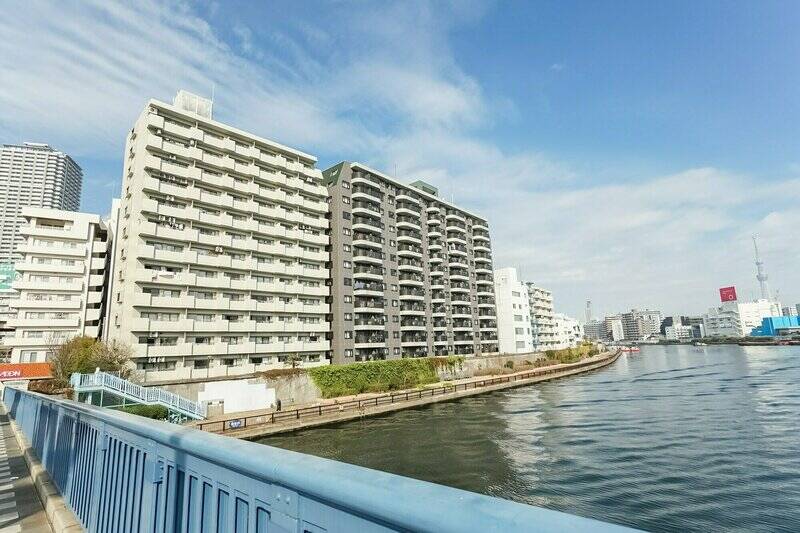 清洲橋から撮影。左手に写っている淡いベージュの建物が、今回ご紹介するマンションです。<b>右手には「東京スカイツリー」</b>が見えますね。