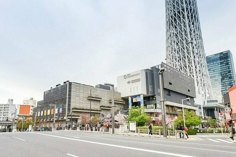 「東京スカイツリー」に隣接する商業施設「東京ソラマチ」。飲食店からアパレルまで、幅広いテナントが入っています。（徒歩６分）