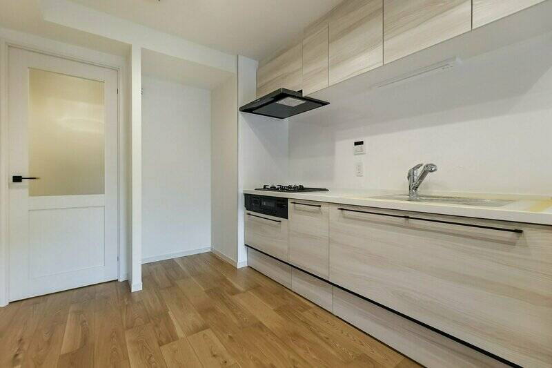 内装に馴染むナチュラルカラーのキッチン。家電ラックを追加する場合は、シンクの右側に設置するのがよさそうです。冷蔵庫は奥の凹んだスペースに。