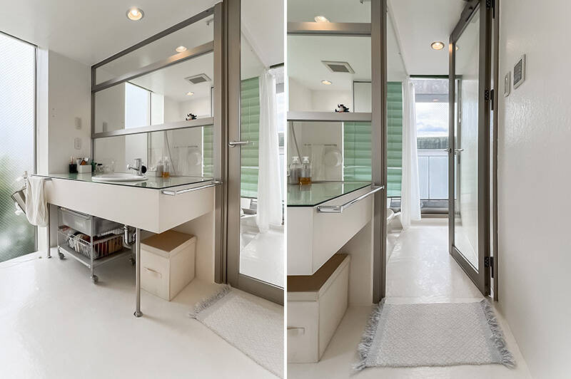<b>左・</b>ガラスで覆われた、透明感のある洗面室。洗面台の背面に洗濯機置き場があります。／<b>右・</b>洗面台右手のドアを開けて……