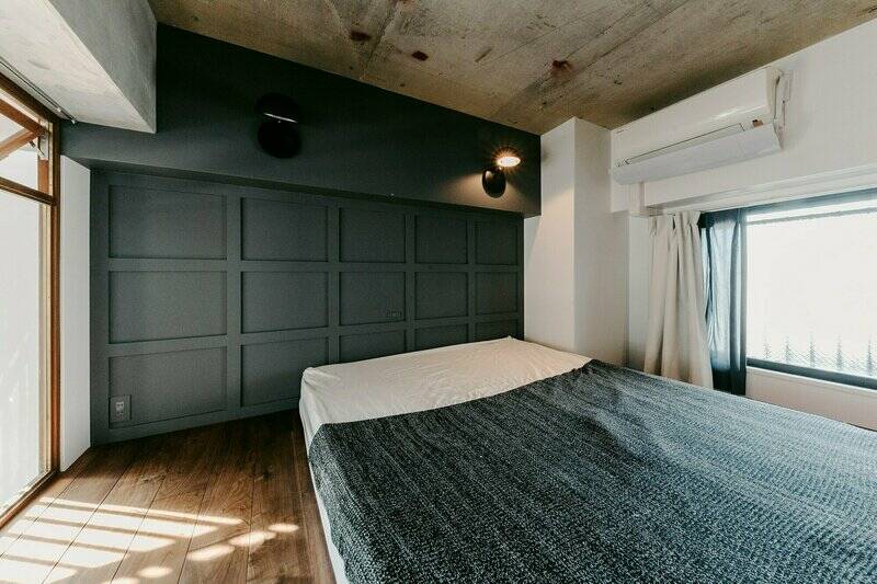 約６帖のベッドルーム。天井が低く、ヌックのような居心地のよさを感じます。