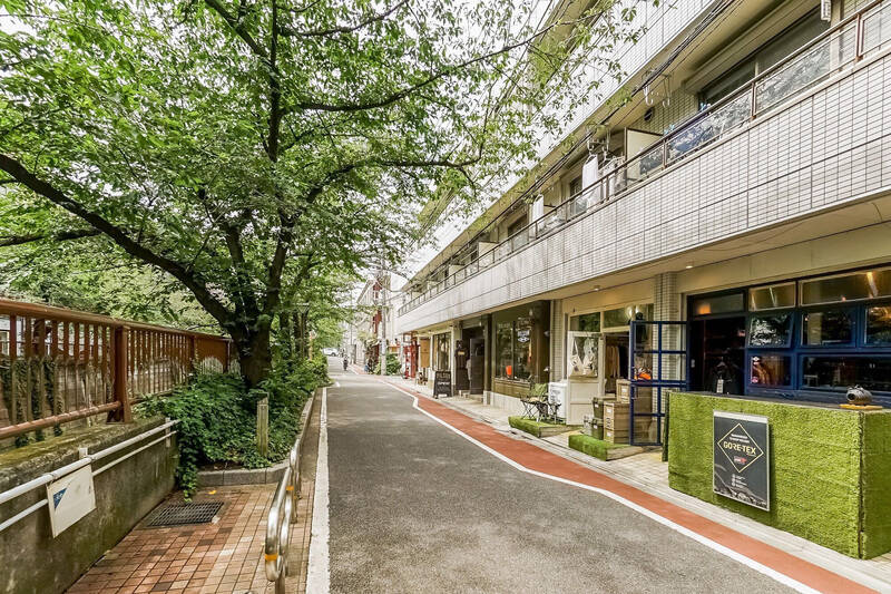 目黒川沿いには素敵なお店がズラリ。桜並木も美しく、目的がなくともついつい歩きたくなる風景です。