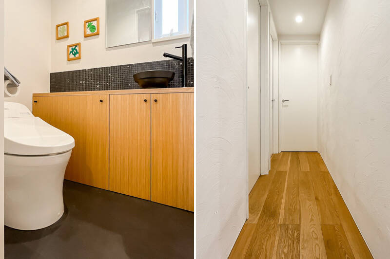 <b>左・</b>１階のトイレはスッキリデザインのタンクレスタイプ。手洗いカウンター付きです。／<b>右・</b>階段の奥に続く廊下。左手のドアからぐるりと順番に見ていきますよ。