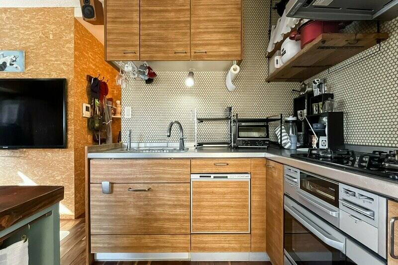 ３口コンロ・食洗機付きのキッチン。六角形のモザイクタイルが映えてます！