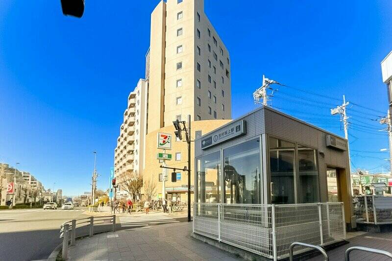 今回の物件は、都営三田線「志村坂上」駅からわずか徒歩１分圏内！（約61m）。実はこの駅前風景の中に目的のマンションが写っています。どの建物でしょう?