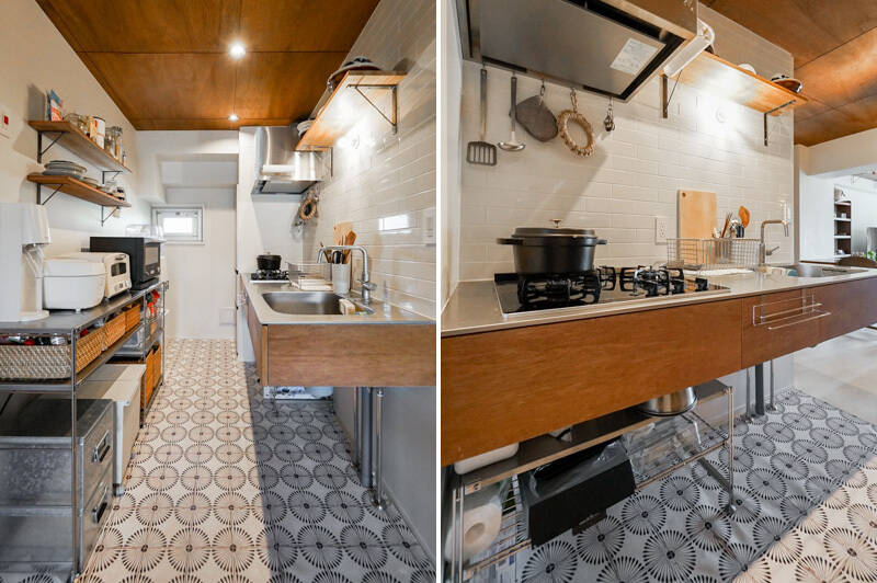 <b>左・</b>天井は化粧板で仕上げてあり、足元は合板の床の上にデザインシートを貼った状態です。冷蔵庫が壁の向こうの目につきにくい位置にあるおかげで、生活感がグッと抑えられています。／<b>右・</b>壁にはホワイトのサブウェイタイルを。木とステンレスを組み合わせたスタイリッシュなキッチンです。