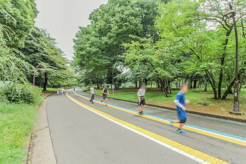 このエリアのシンボルはもちろん「駒沢オリンピック公園」。都内でも有数の敷地面積を誇り、ランニングや読書、ピクニックなど、人々が思い思いに過ごしています。（徒歩３分）