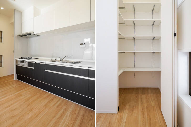 <b>左・</b>壁付けキッチンは作業スペースたっぷりのワイドスパン。左奥に冷蔵庫置き場があります。／<b>右・</b>冷蔵庫置き場の対面にはアレンジの利くパントリー付き！