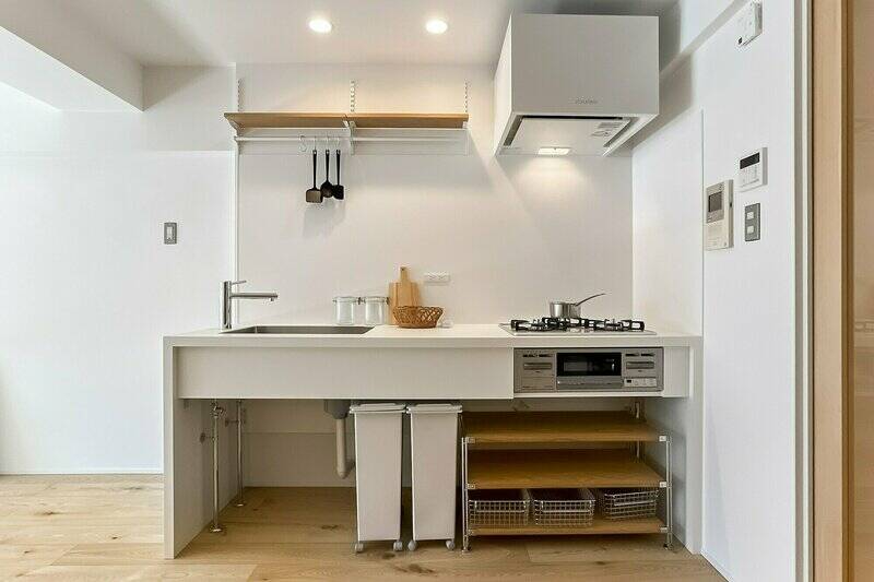 空間効率のいい壁付けキッチン。家具がすっぽり収まるように設計されている点もさすがです。