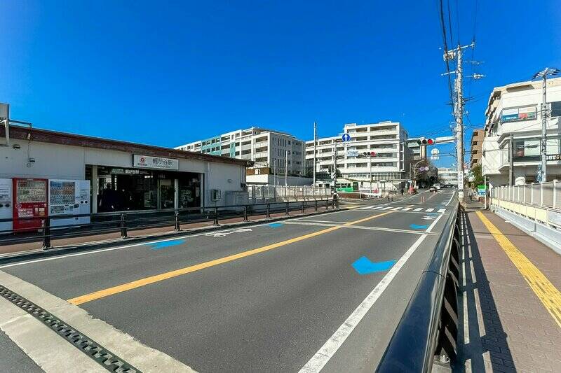 最寄りの東急田園都市線「梶が谷」駅の周辺は高い建物がなく開放的。スーパーやカフェ、ドラッグストアが揃っていますよ。（徒歩７分）