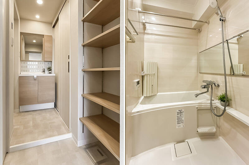 <b>左・</b>奥行きの深い洗面室。可動棚が便利！／<b>右・</b>浴室は1014サイズとコンパクト。