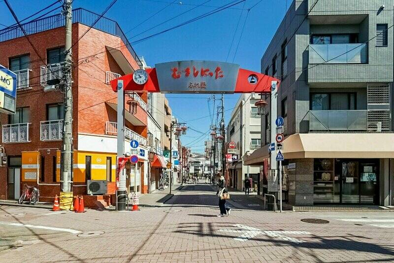 今回ご紹介する物件の最寄りは東急多摩川線「武蔵新田」駅（徒歩11分）。駅前から商店街が延びており、暮らしやすそうな空気がプンプン漂っています！