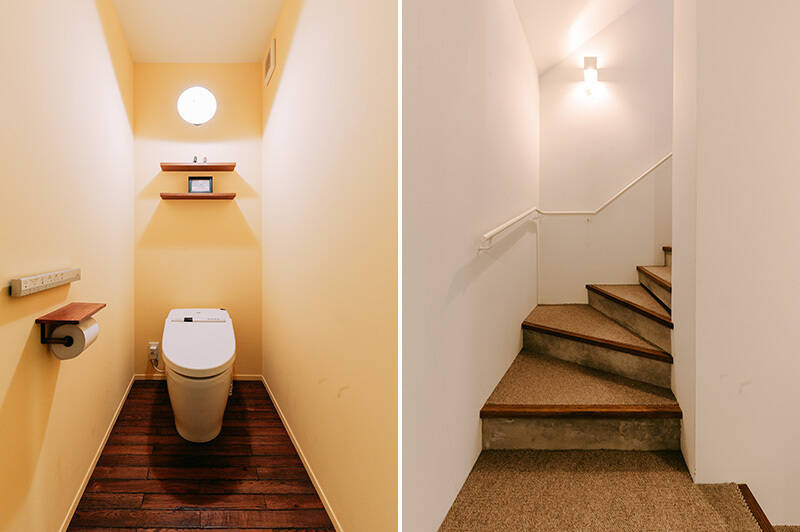 <b>左・</b>味のあるアンティーク調の扉を開けるとトイレがあります。／<b>右・</b>振り返って階段をチェック。床はカーペット敷きです。