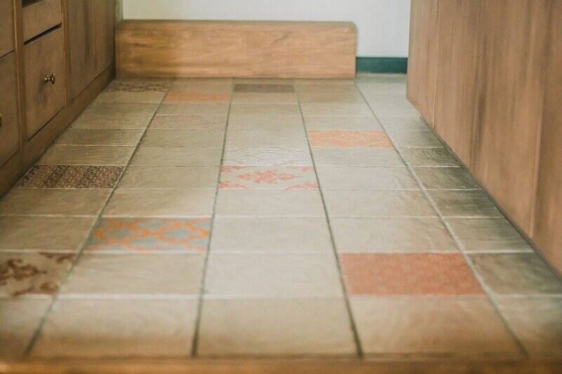 床材はタイル貼り。パターン入りで、クールな中にさりげない “甘さ” が感じられます。