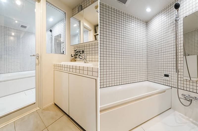 <b>左・</b>白を基調にした洗面脱衣室。ガラス窓で浴室とつながり空間に伸びやかさがあります。／<b>右・</b>洗面台と同じ白いタイル貼りの明るい浴室。