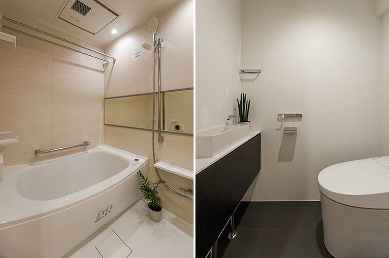 <b>左・</b>バスルームは余裕を感じる1317サイズ。浴室乾燥機を完備しています。／<b>右・</b>トイレにも小さな手洗い器が備わっていておしゃれ！ ただし収納は無いので、必要に応じてラックを追加するのがいいカモ。