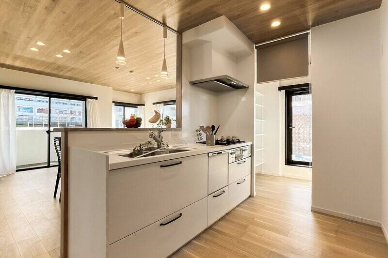 セミオープンなキッチンは壁に馴染むホワイトカラーでシンプルに。食洗機＆浄水器付きです。