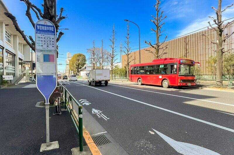 このエリアの特徴といえばもうひとつ。バス網がかなり発達しているんです！ 「自由が丘」駅や「駒沢大学」駅には、バスを使って向かいましょう。