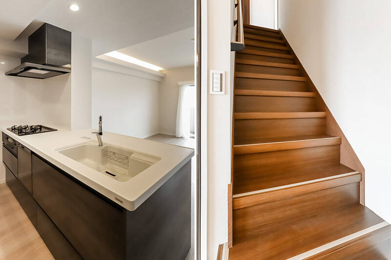 <b>左・</b>３口コンロと食洗機を完備した対面式キッチン。／<b>右・</b>階段はキッチン横に。